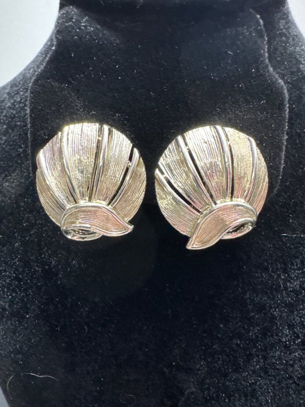 Vintage Lisner Silver-Tone Shell Clip-On Earrings Retro Jewelry 1 Inch